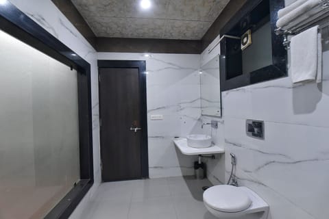 Shower, free toiletries, towels, soap