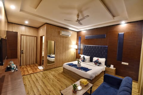 Suite Room | Iron/ironing board, free WiFi