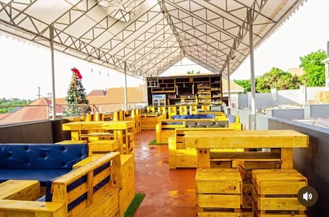2 bars/lounges