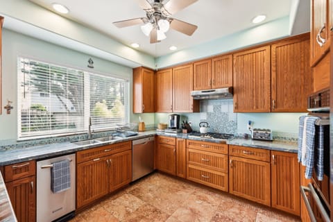 House, 5 Bedrooms | Private kitchen | Fridge, oven, coffee/tea maker, toaster