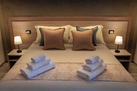 Room, Balcony, Vineyard View | Premium bedding, down comforters, in-room safe, desk