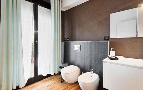 Luxury Double Room, Balcony, Park View | Bathroom | Free toiletries, hair dryer, towels, soap