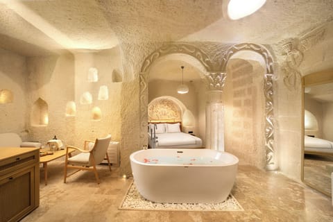 Cave Suite | Egyptian cotton sheets, premium bedding, minibar, in-room safe
