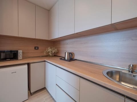 Executive Suite, Balcony, City View | Private kitchen
