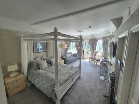 Bridal suit | Desk, iron/ironing board, free WiFi, bed sheets