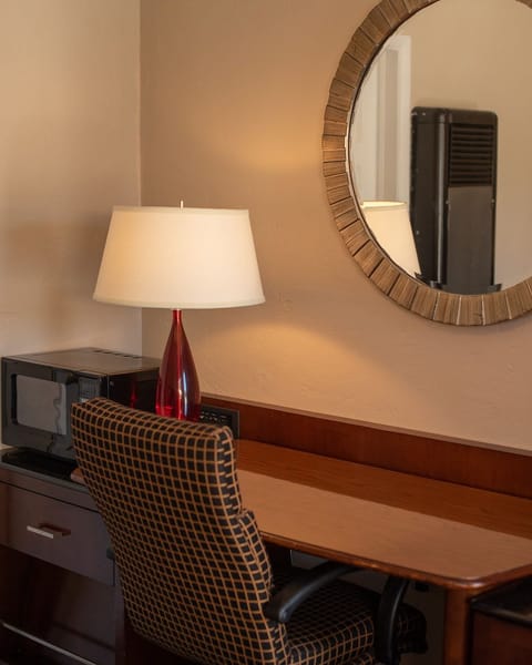 Single Room, 1 King Bed | Microwave