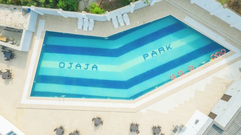 2 outdoor pools