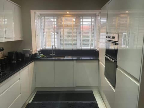 House | Private kitchen | Fridge, microwave, oven, stovetop