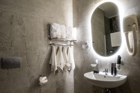 Classic Single Room, Garden View | Bathroom | Shower, rainfall showerhead, free toiletries, hair dryer