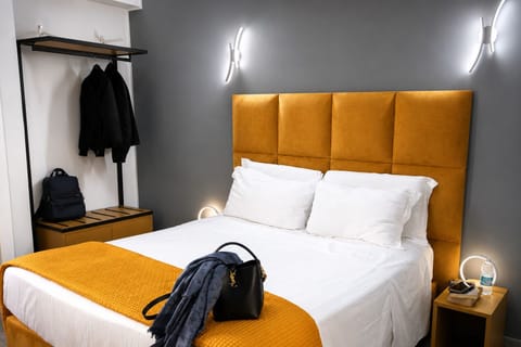 Deluxe Townhome, 1 King Bed, Non Smoking, Housekeeping | 1 bedroom, desk, laptop workspace, soundproofing