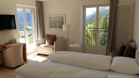 Superior Double Room, Corner | Hypo-allergenic bedding, in-room safe, desk, free WiFi