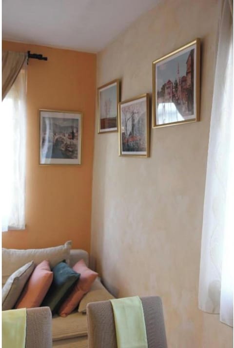 Apartment, 2 Bedrooms, Accessible, Smoking | Living room