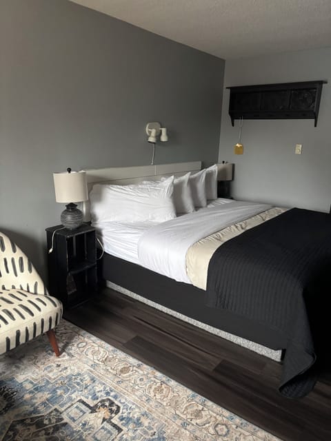 Standard Single Room | Desk, laptop workspace, blackout drapes, iron/ironing board