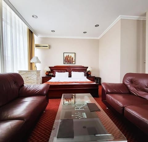 Suite | In-room safe, desk, laptop workspace, free WiFi