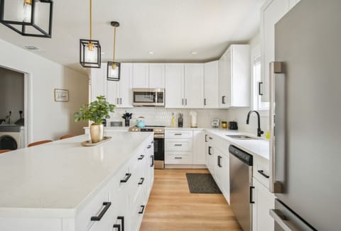 House (4 Bedrooms) | Private kitchen | Microwave, oven, coffee/tea maker