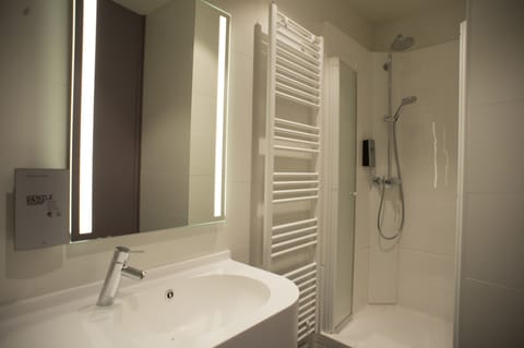 Combined shower/tub, hair dryer, towels