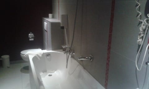 Deep soaking tub, free toiletries, hair dryer, towels