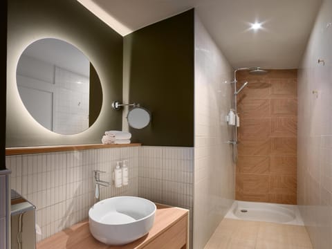 Junior Suite | Bathroom | Eco-friendly toiletries, hair dryer, towels, soap