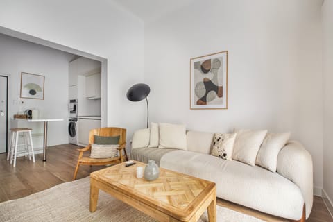 Apartment, 2 Bedrooms, Kitchen, City View | Living room | 55-inch Smart TV with digital channels, books, streaming services