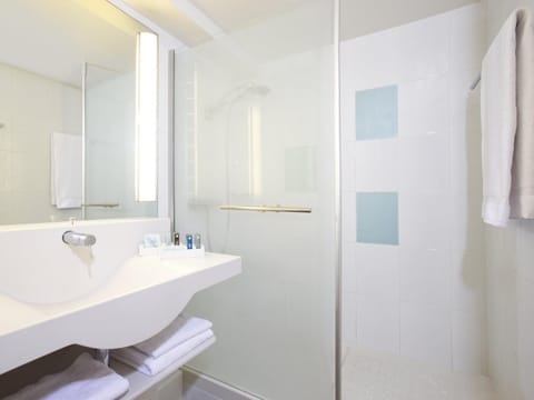 Hypo-allergenic bedding, minibar, in-room safe, desk