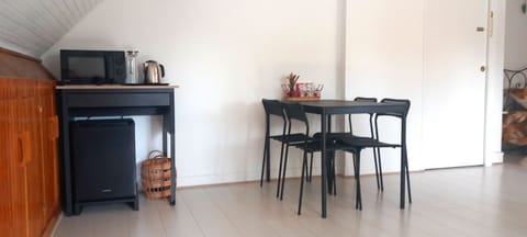 Comfort Suite, 2 Bedrooms, Garden View | In-room dining