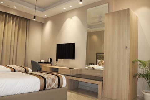 Desk, laptop workspace, iron/ironing board, free WiFi