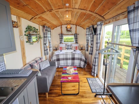 1 bedroom, individually decorated, individually furnished, free WiFi