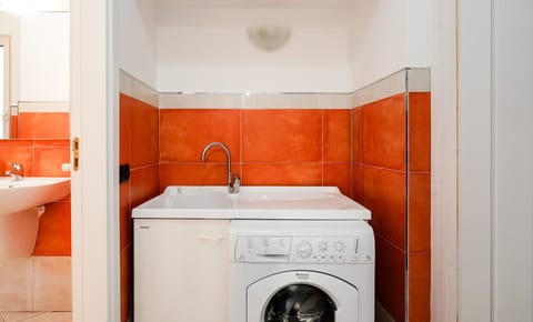 Deluxe Room | Bathroom | Shower, towels, soap, shampoo