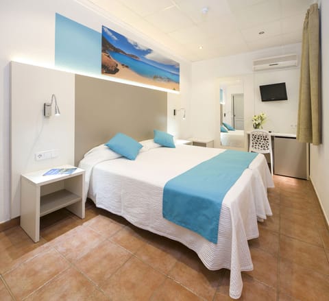 Twin Room | Minibar, in-room safe, desk, laptop workspace