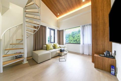 Duplex Double - Decker | Free WiFi