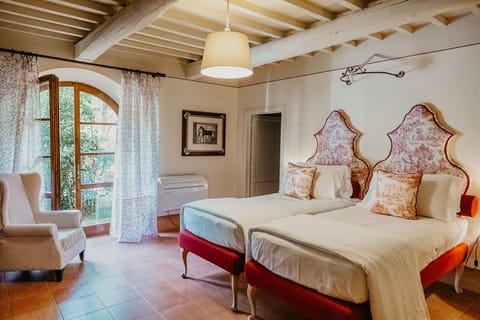 Grand Apartment, 2 Bedrooms | Desk, free WiFi, bed sheets