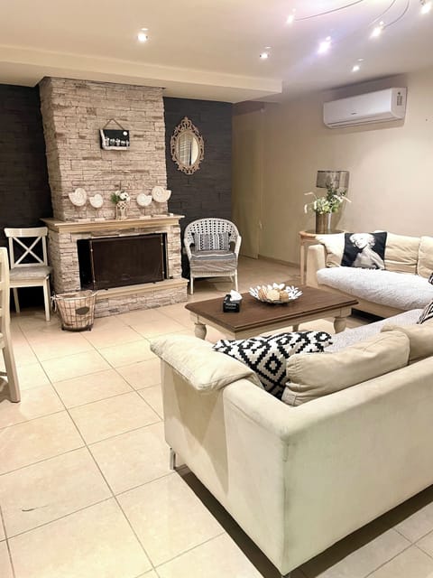 House, 3 Bedrooms, Accessible, Smoking | Living room