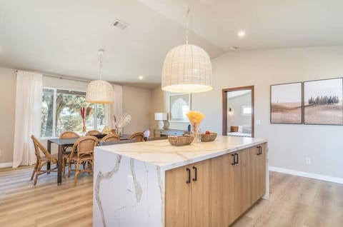 House, Desert View (4 Bedrooms) | In-room dining
