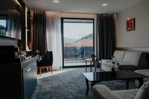 Superior Suite | In-room safe, desk, laptop workspace, soundproofing