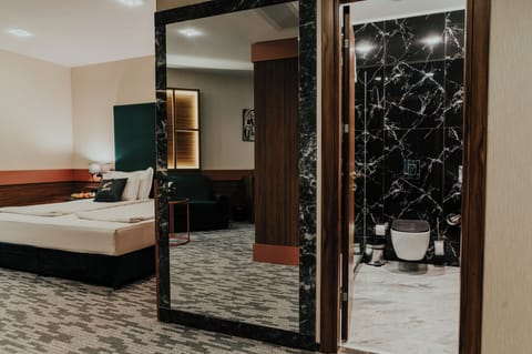 Deluxe Studio | In-room safe, desk, laptop workspace, soundproofing