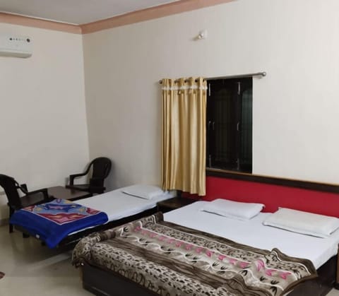 Deluxe Triple Room | Desk