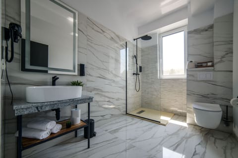 Shower, free toiletries, hair dryer, towels