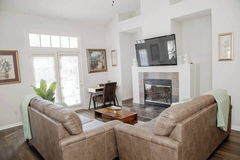 House, 3 Bedrooms, Accessible, Smoking | Living room | Flat-screen TV, books