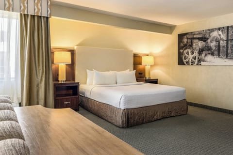 Executive Suite, 1 Bedroom | In-room safe, desk, iron/ironing board, free cribs/infant beds