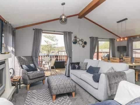 Cottage | Living area | Fireplace