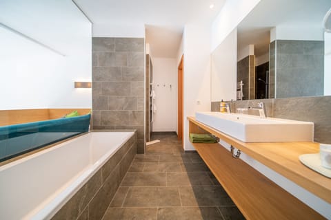 Suite | Bathroom | Free toiletries, hair dryer, bathrobes, slippers