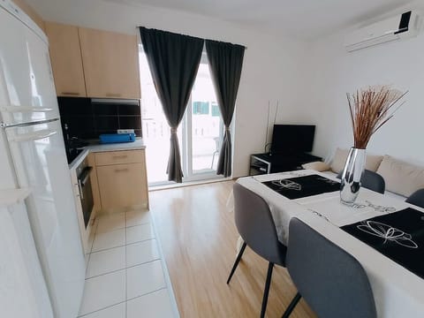 Classic Apartment, Balcony, Harbor View | Private kitchen