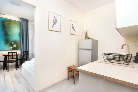 Standard Studio Suite | Private kitchenette | Fridge, oven, stovetop, cookware/dishes/utensils