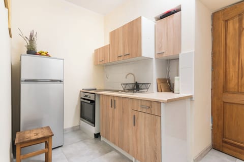 Standard Studio Suite | Private kitchenette | Fridge, oven, stovetop, cookware/dishes/utensils