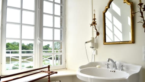 Superior Double Room, Lake View | Bathroom