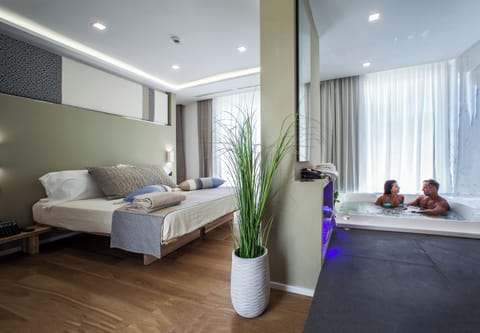 Luxury Suite, Sea Facing | In-room safe, desk, laptop workspace, blackout drapes