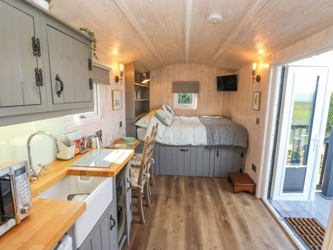 1 bedroom, individually decorated, individually furnished