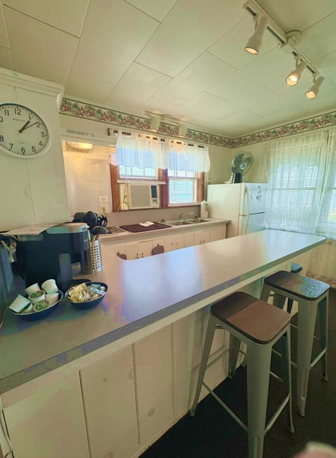 Cottage, Lake View | Private kitchen | Microwave, coffee/tea maker