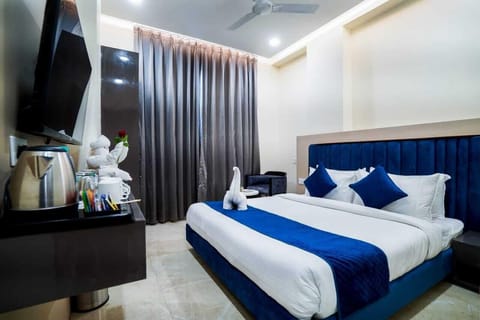 Deluxe Room | In-room safe, soundproofing, bed sheets