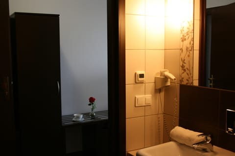 Classic Single Room, 1 Large Twin Bed, Non Smoking | Desk, cribs/infant beds, free WiFi, bed sheets